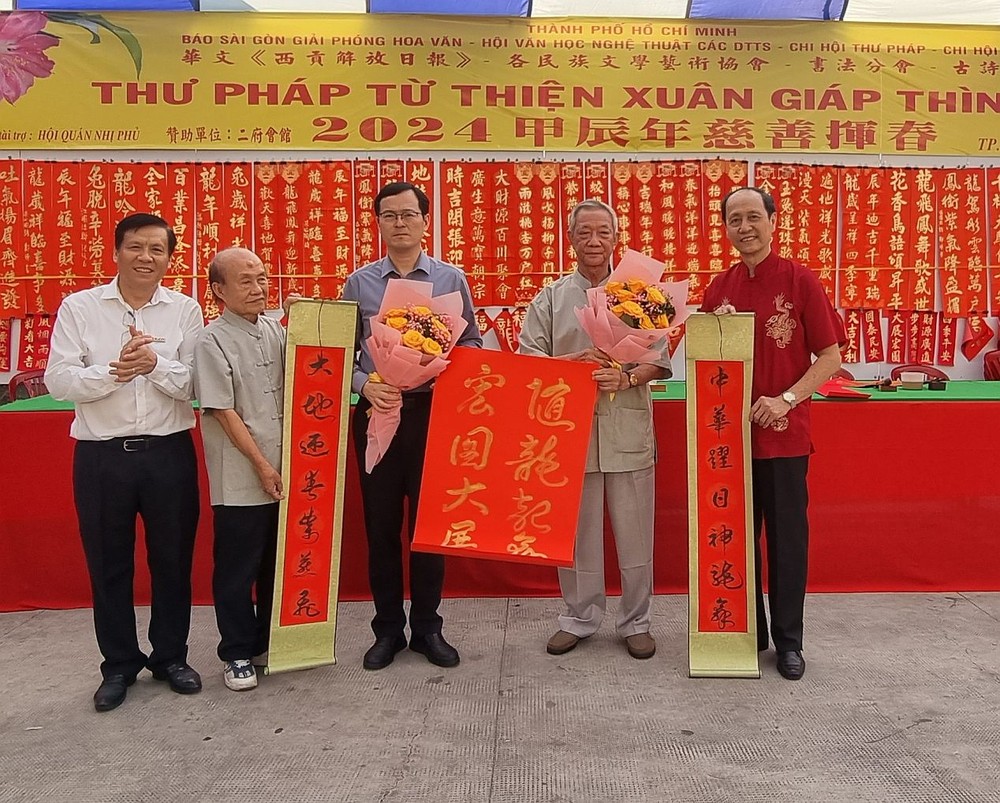 中国驻胡志明市副总领事徐州出席慈善挥春活动。 dinh-3398.jpg
