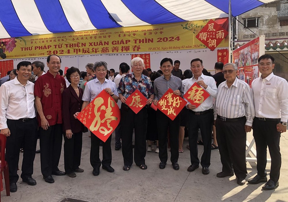 参加慈善挥春的慈善人翁与本报领导合照。 thu-phap-tu-thien2-1480.jpg