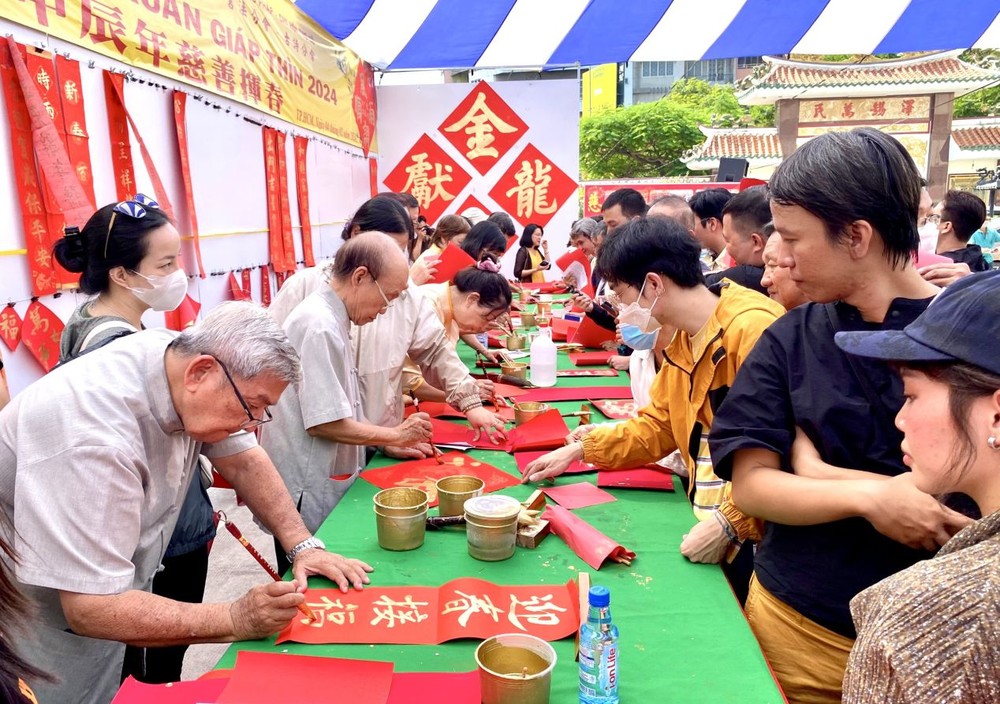 各书法家为民族挥毫挥春乐而不疲。