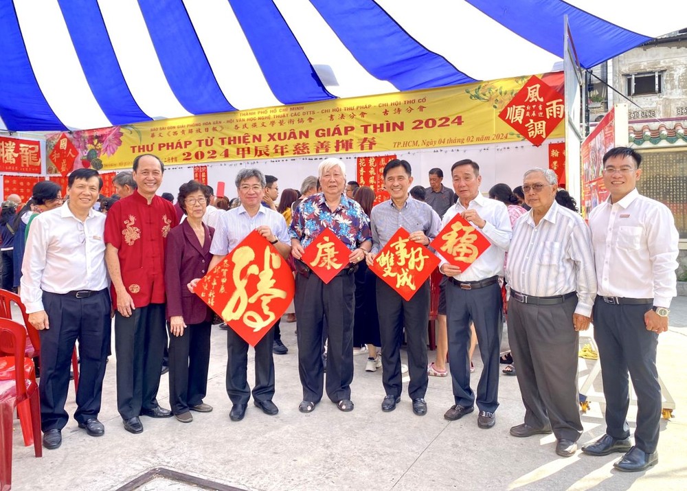 人人拿到一张张吉祥挥春,笑逐颜开。 tp2-4011.jpg