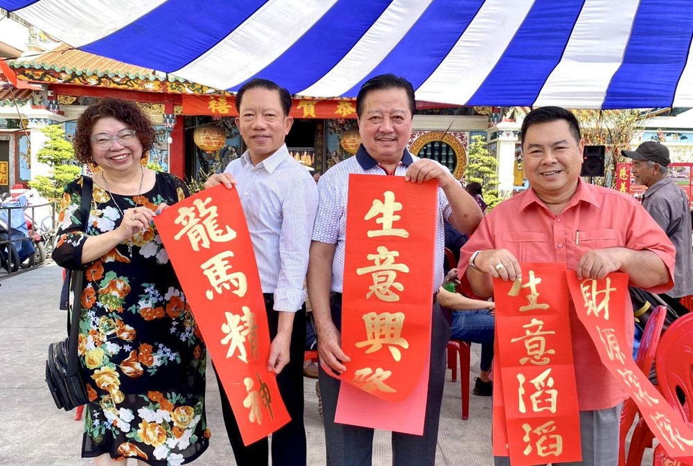 各企业家前来捐助善款,已购挥春,春风满脸。 tp3-7897.jpg