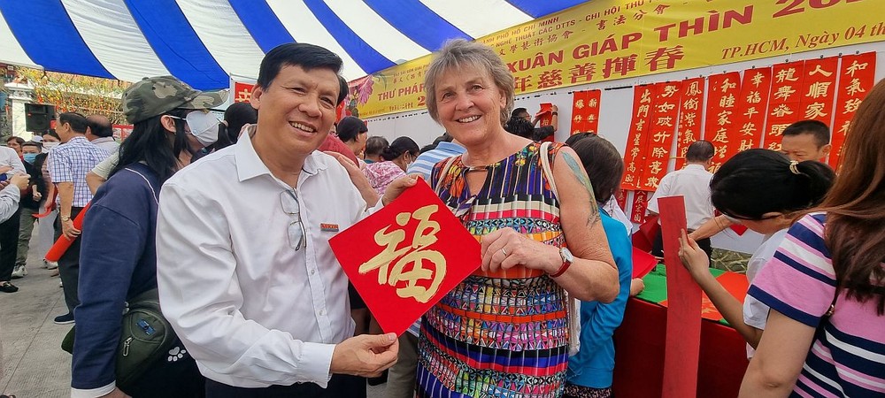 本报领导将“福”字送给德国游客卡罗拉。 trao-chu-phuc-9742.jpg