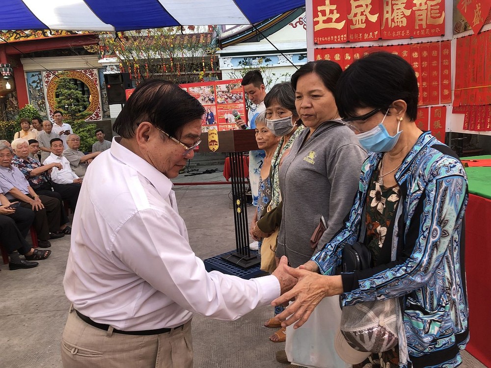 二府会馆理事长彭伟强向贫困者赠送岁暮济贫礼物。 trao-qua6-5467.jpg