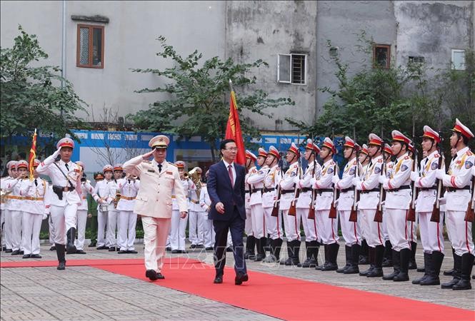 国家主席武文赏检阅警卫队。(图:越通社) ctn2-7932.jpg
