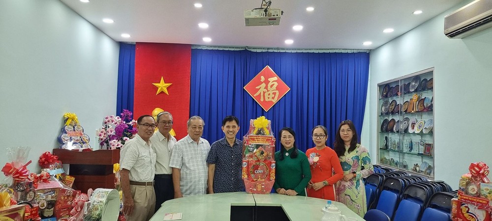 市越南祖国阵线委员会向海南会馆拜年。 0602-3-2877.jpg