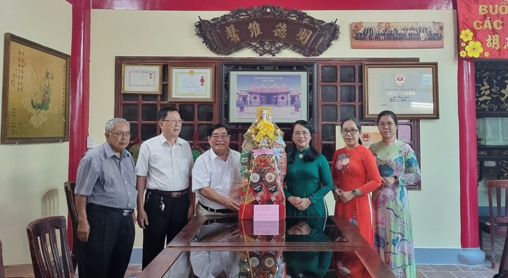 市越南祖国阵线委员会向二府会馆拜年。 0602-4-5660.jpg