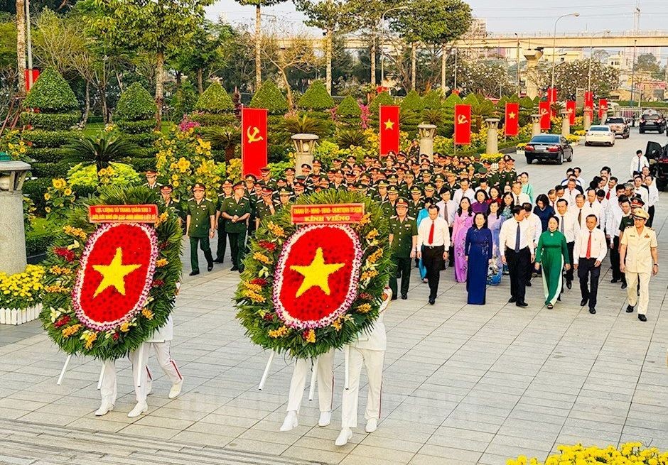 市领导代表团敬献鲜花、上香缅怀英雄烈士。（图：市党部新闻网）