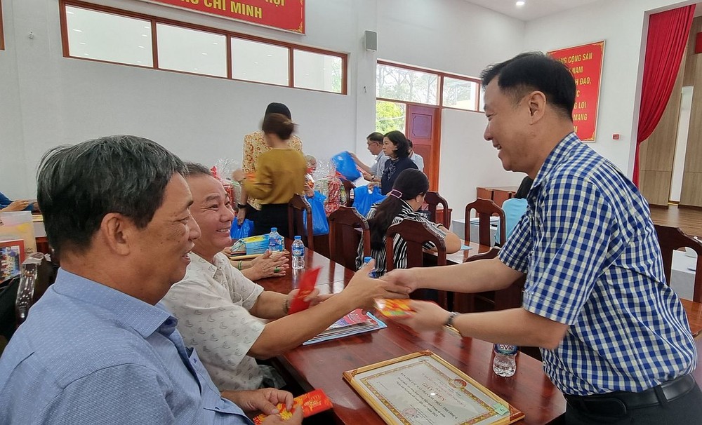第五郡越南祖国阵线委员会主席黎晋才向各干部派发春节利是。 h2-5302.jpg