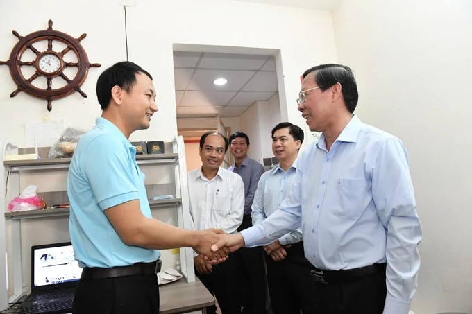 胡志明市人委会主席潘文迈亲切问候没有回乡过年劳工。(图:越勇) ct2-3328.jpg