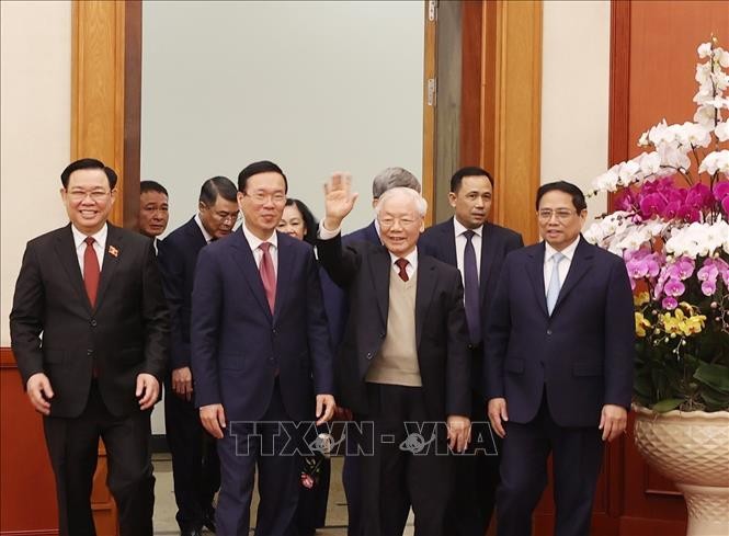 阮富仲总书记向党政领导、原领导拜年。(图:越通社) lanhdao3-8342.jpg