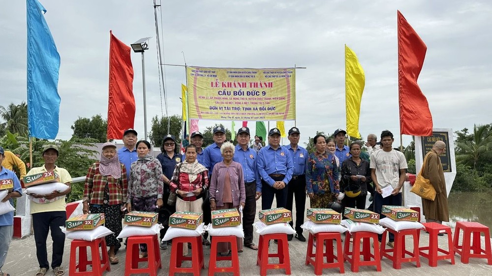培德精舍赞助坚江省周城县芒寿B乡福宁邑设的培德9号农村新桥,也是培德精舍助建各省农村桥中,宽度和长度最大(宽4米,长48米,负重5吨)的农村桥之一。 boi-duc-2-6508.jpg