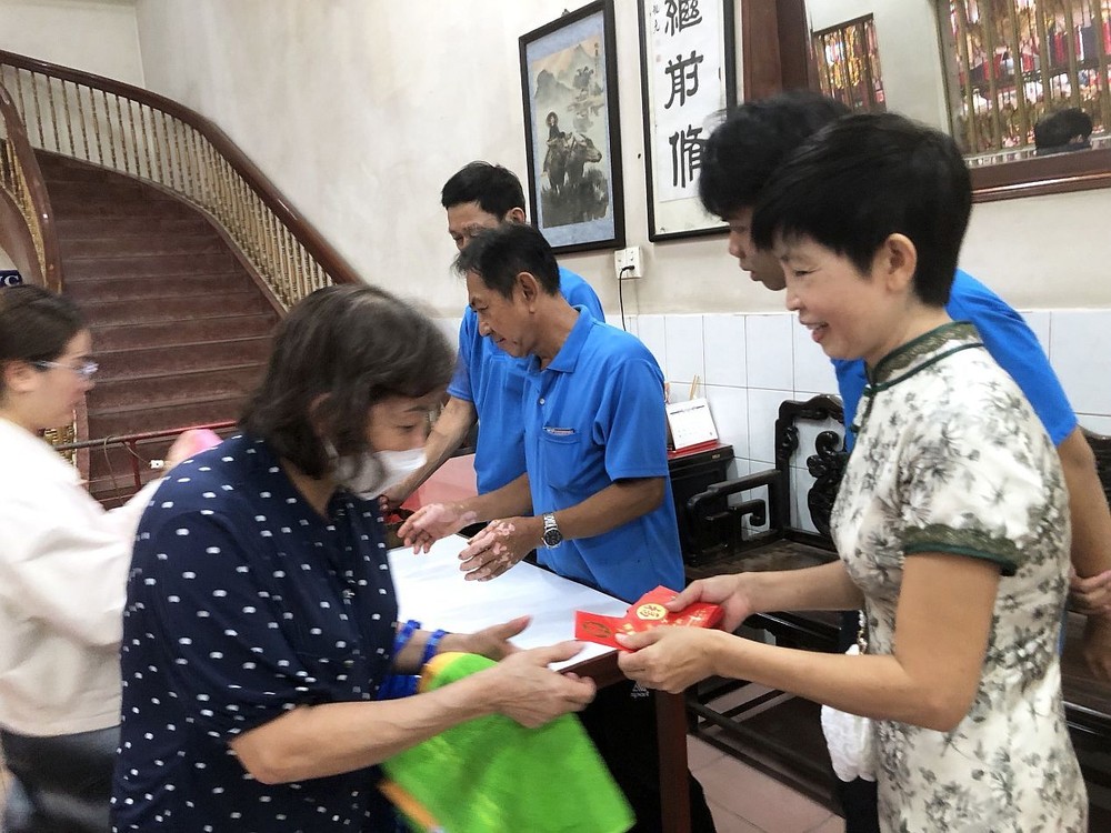 众多善信拿来毛巾等候盖印和领取“阿婆”利是。 tue-thanh3-9423.jpg