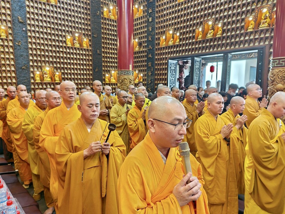 诸尊长老、法师僧尼与佛弟子祈愿求福,迎接春王。 cac-thay-tung-kinh-195.jpg