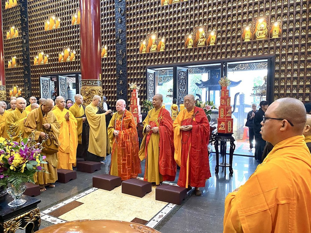诸尊长老、法师僧尼与佛弟子祈愿求福,迎接春王。 k2-5846.jpg
