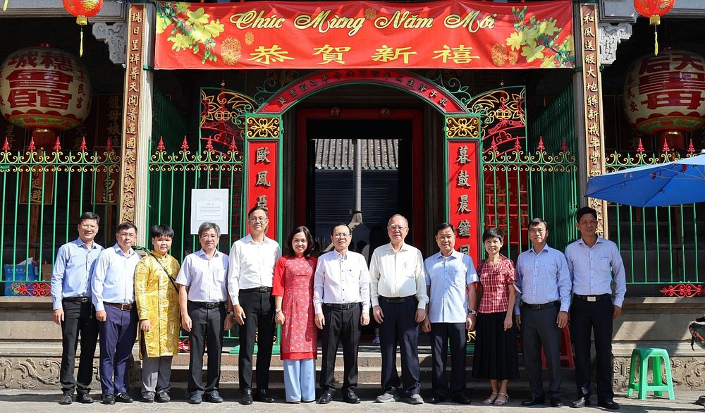 芹苴市委书记阮文孝向穗城会馆拜年。