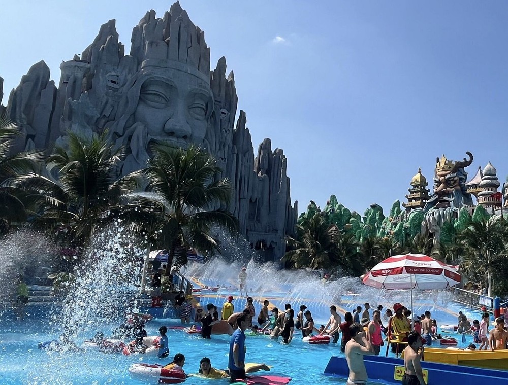 仙泉旅遊区仙童海滩吸引遊客。 suoi-tien-3-5636.jpg