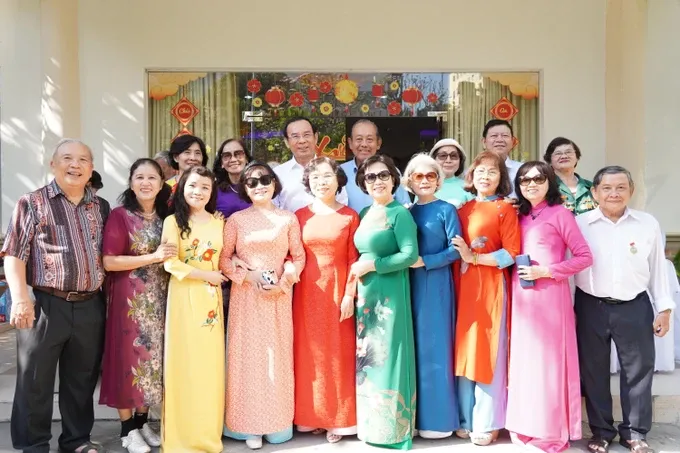市委书记阮文年和政府原常务副总理张和平与各代表们拍照留念。(图:秋红)