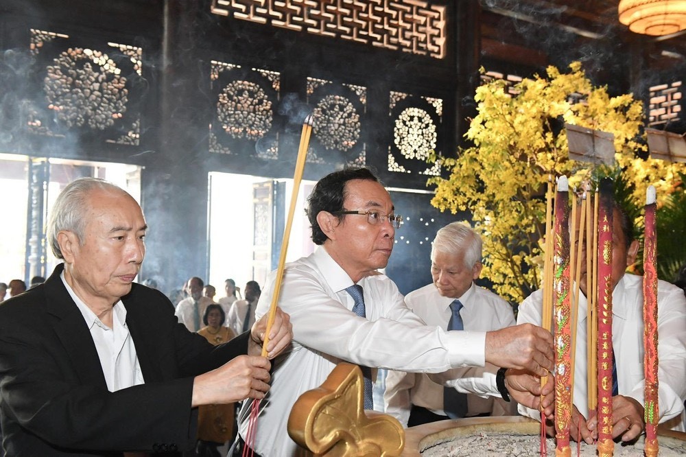 诸位党政原领导和本市领导在西贡—堤岸—嘉定革命传统区上香缅怀。(图:越勇) sg-giadinh-cholon2-1585.jpg