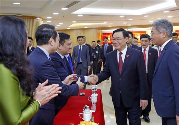 越南国会主席王廷惠莅临越南合作社银行开展走访慰问活动。(图:越通社)
