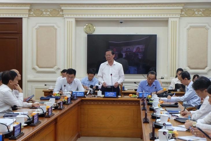 市人委会主席潘文迈主持会议。(图:进龙)
