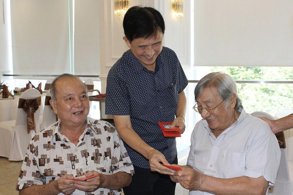 海南会馆理事长林明辉向诸位向顾问派发幸运利是。 d2-2631.jpg