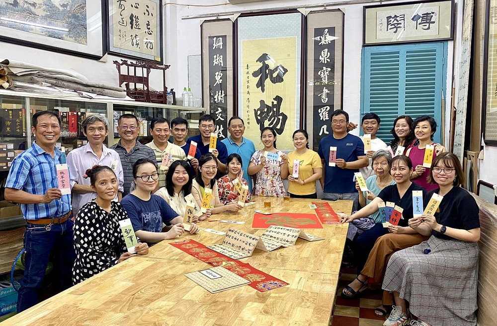 林汉城书法班春茗开笔上师生合照。