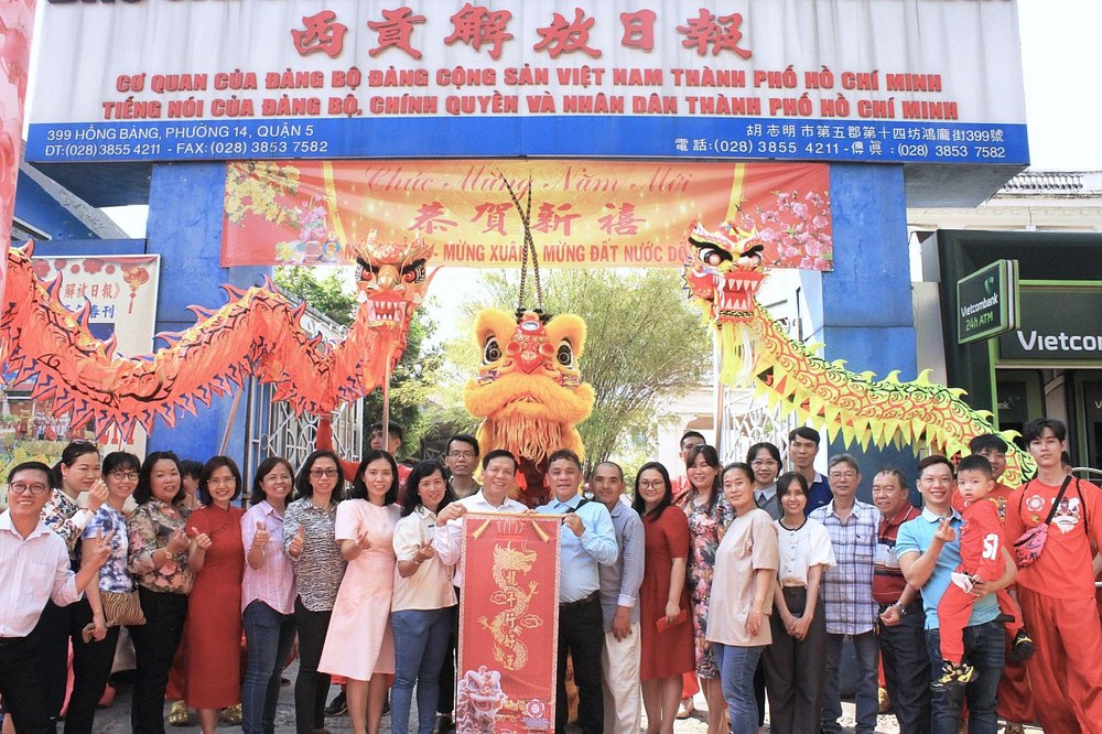 衡英堂龙狮艺术团与本报领导及职工合照。