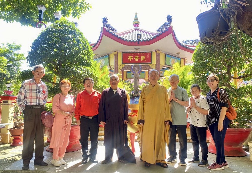 释慧功和尚接待各善信参观龙华寺。 k5-7213.jpg