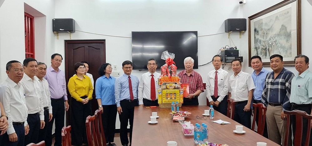 市领导赠送礼物祝贺义安会馆。 tuethanh2-398.jpg