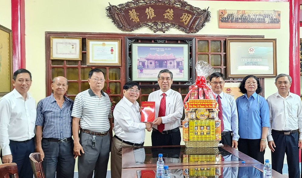 市领导赠送礼物祝贺二府会馆。 tuethanh3-8147.jpg