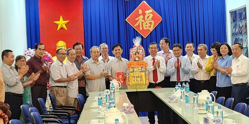 市领导赠送礼物祝贺海南会馆。 tuethanh4-6394.jpg
