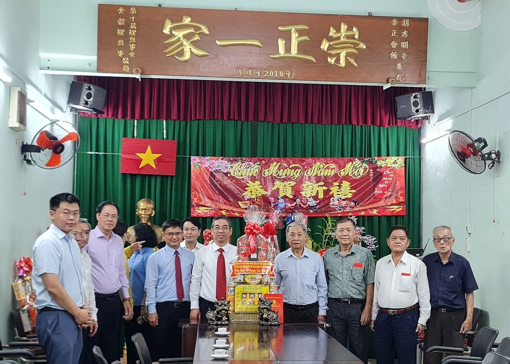 市领导赠送礼物祝贺崇正会馆。 tuethanh5-9875.jpg