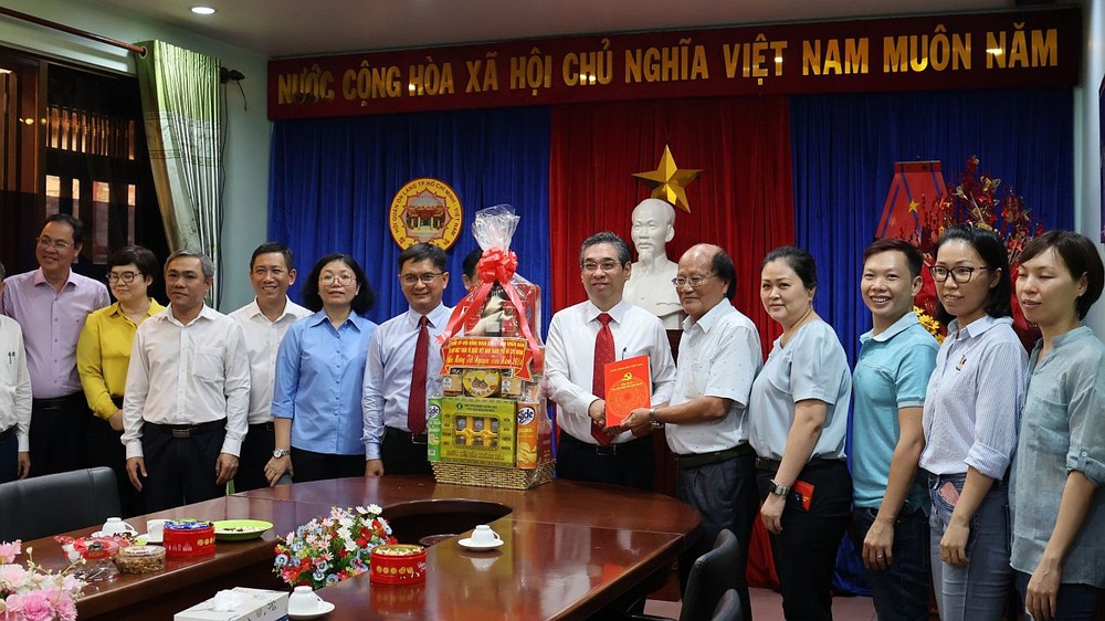市领导赠送礼物祝贺温陵会馆。 tuethanh6-3087.jpg