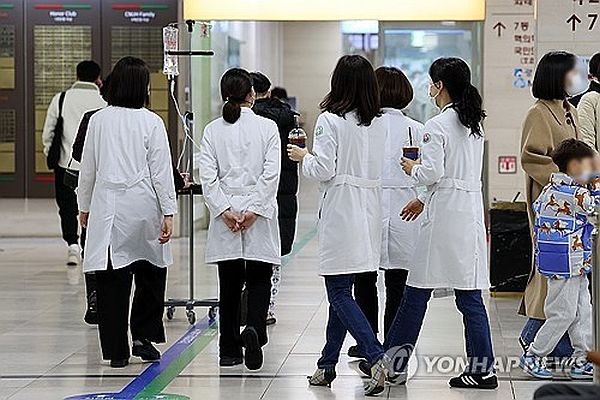 2月19日,在光州市东区的全南大学医院,实习住院医生穿过走廊。(图:韩联社)