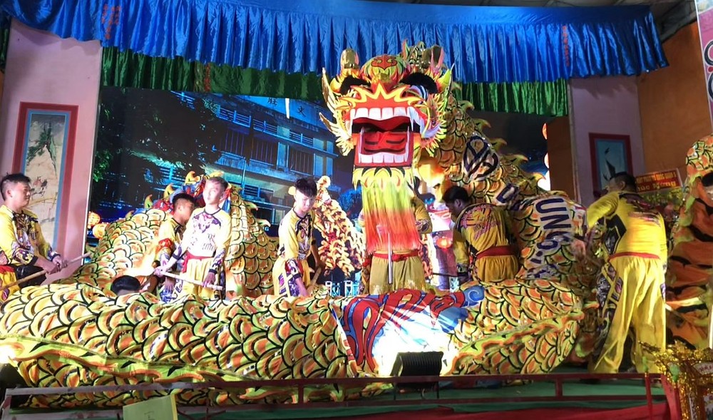 海南联友龙狮团的“越南最长金龙”表演助兴。 2102-5-1508.jpg