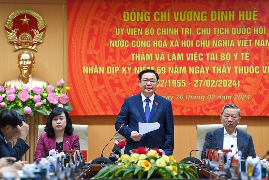 国会主席王廷惠(中)主持会议。(图:维玲)