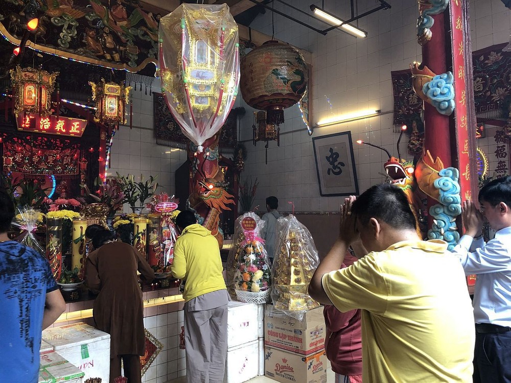 善信前来鹅贡关帝庙参拜。