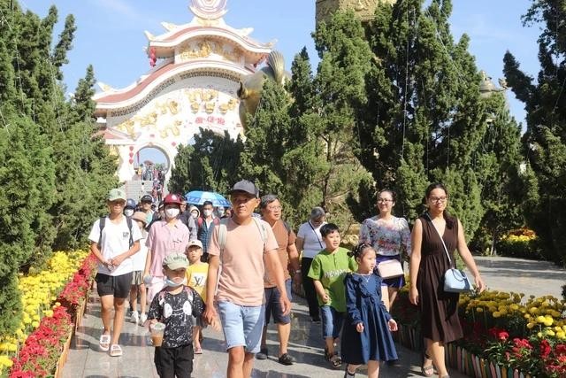 市民在炎热的天气下游逛本市旅游景点。(图:武凤)
