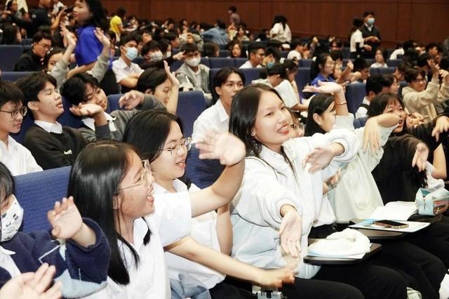 十二年级学生要保持学习与课外活动平衡状态。