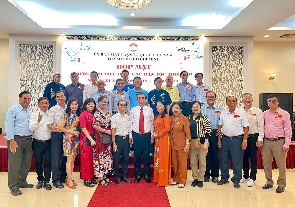 市领导与各民族典范会晤时留影。 kien3-7467.jpg