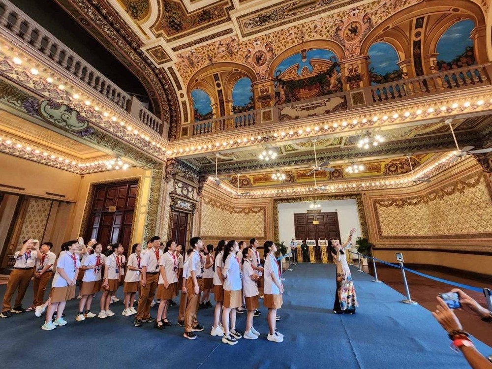 学生们参观国家级艺术建筑遗迹的市人委会办事处。(图:忠厚)