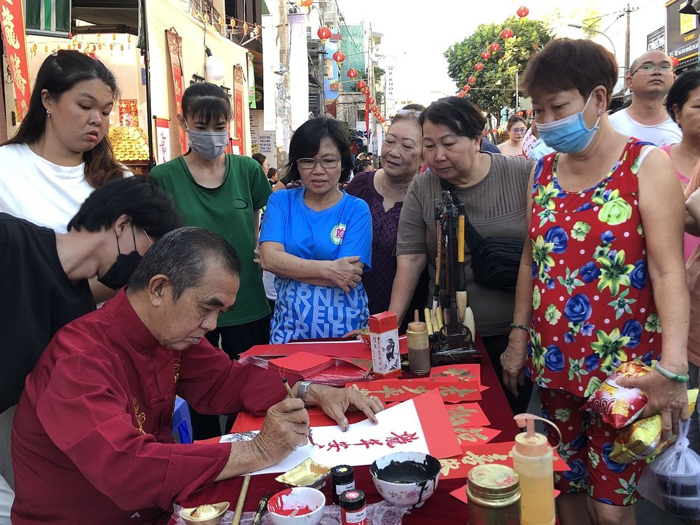 书法摊位吸引大家的关注 23-5-6529.jpg