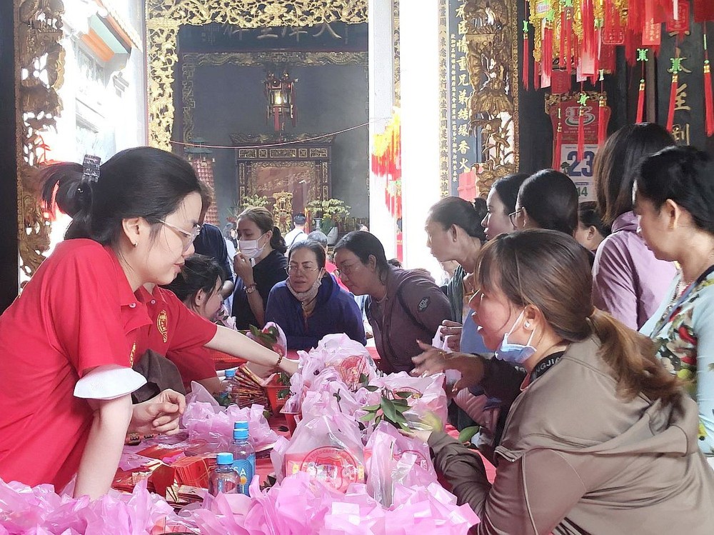 众多善信前来义安会馆关帝庙“借富”。