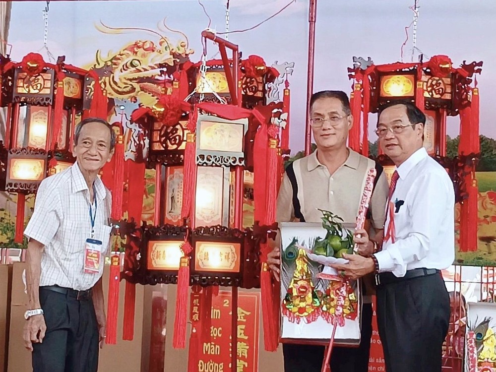 平阳省土龙木市天后宫王永胜理事长(左)、副理事长陈永安(右)向安强木器公司移交圣灯。