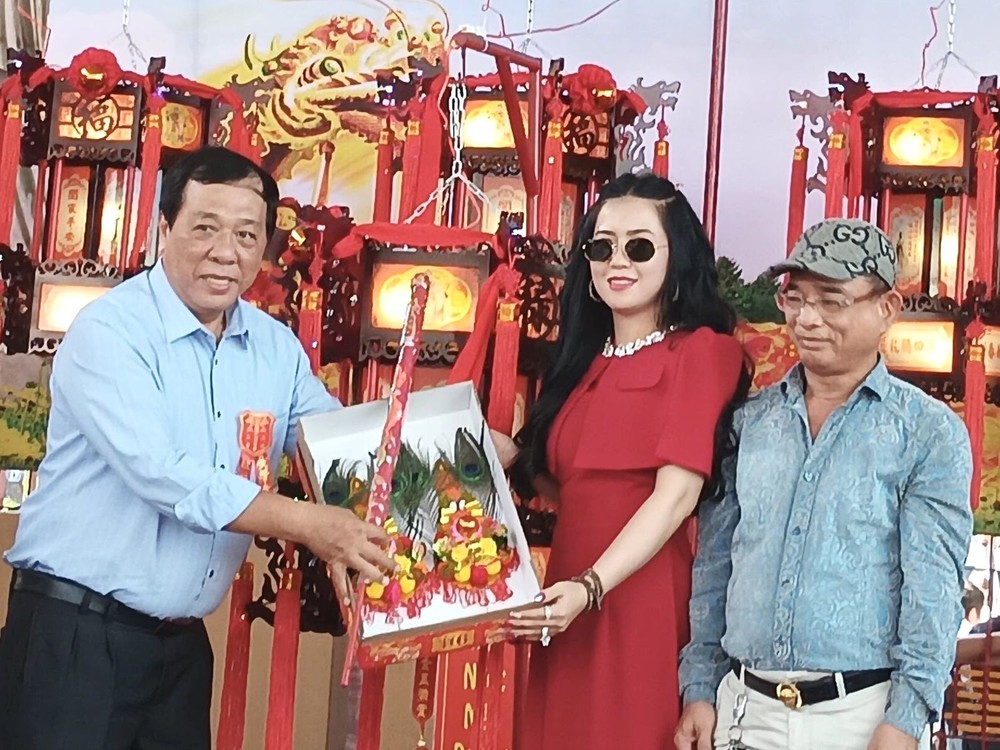 平阳省土龙木市天后宫代表向黎光全伉俪移交圣灯。 d2-5635.jpg