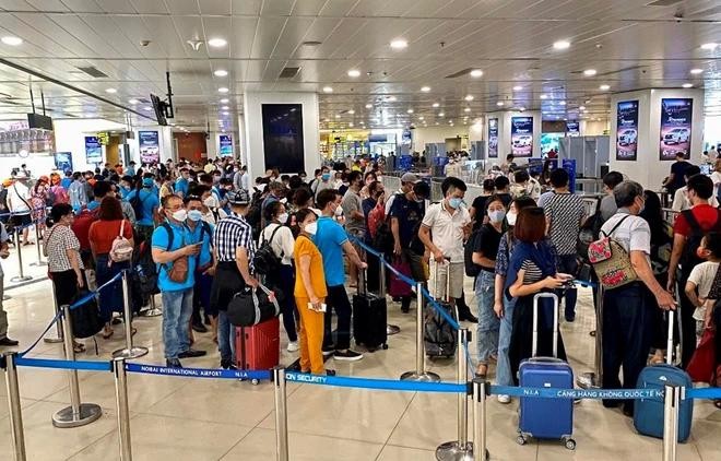 乘客在内牌机场排队办理登机手续。(图:越通社)