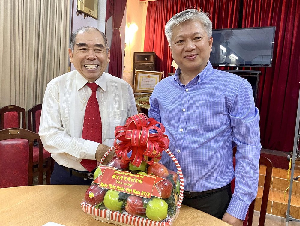 本报编委黎曰孟雄向第五郡东医会祝贺。 kien1-9007.jpg