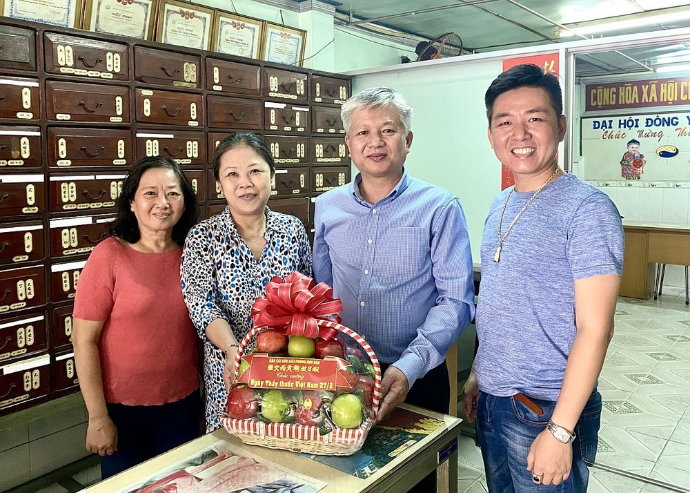 本报编委黎曰孟雄向第六郡东医会祝贺。 kien2-5057.jpg