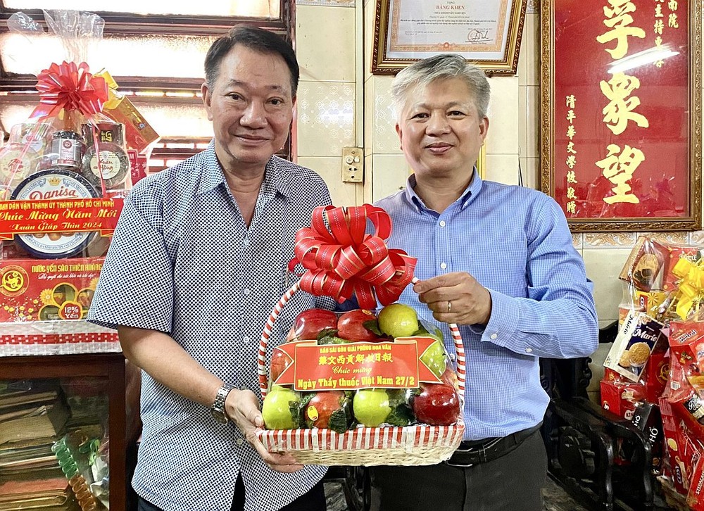 本报编委黎曰孟雄向庆云南院向住持周华邦祝贺。 kien3-8913.jpg