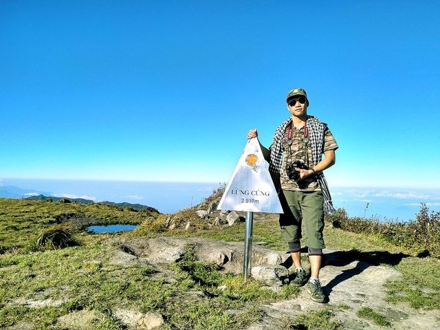 灵兄融入安沛龙宫山的清晨阳光。 t3-3-8487.jpg